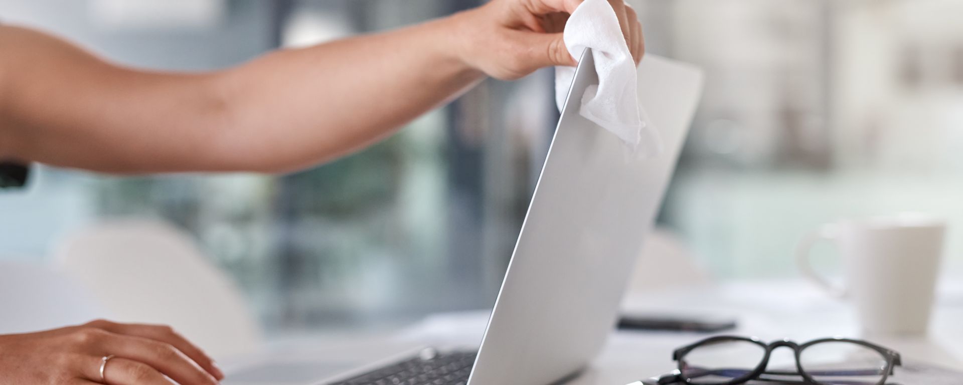 How to clean a Macbook screen